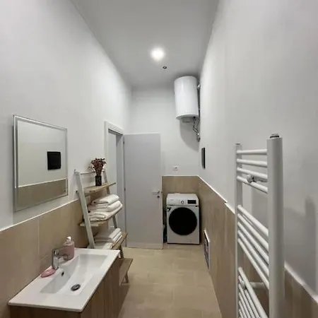 Center House Apartment *