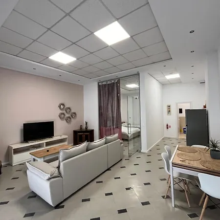 Center House Apartment *